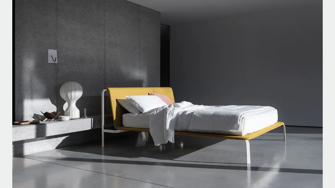 Letto minimal ed elegante con testiera in tessuto e struttura in metallo Bend di Bolzan Letti