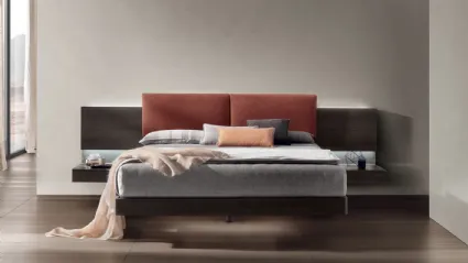 Letto in materico rovere moka con testiera in pelle imbottita Shiro di Tomasella